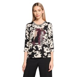 Model i m�nstret bluse med 3/4 �rmer, blomsterprint og rund hals. Vist forfra
