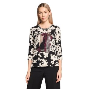 Model i m�nstret bluse med 3/4 �rmer, blomsterprint og rund hals. Vist forfra
