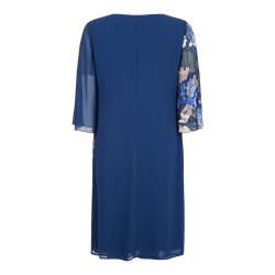 Bagsiden af den m�rkebl� selskabskjole fra Godske, der viser det j�vne og p�ne fald