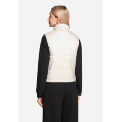 Bagside af quiltet vendbar vest p� model, der viser designets pasform (udvendig side).