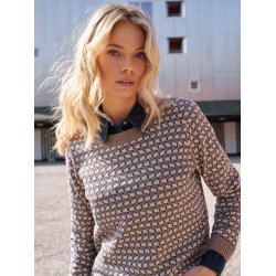 Voksen kvinde ifrt lun mnstret strikbluse fra Skovhuus, der kan styles sporty eller elegant