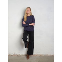 M�rkebl� Skovhuus strikbluse med hjerte m�nster og rullekant, vist p� model
