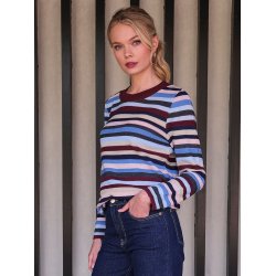 Kvinde ifrt klassisk Skovhuus strikbluse med striber i vinrd, lysebl, sand og hvid – perfekt til bde arbejde og fritid