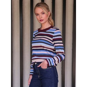 Kvinde ifrt klassisk Skovhuus strikbluse med striber i vinrd, lysebl, sand og hvid – perfekt til bde arbejde og fritid