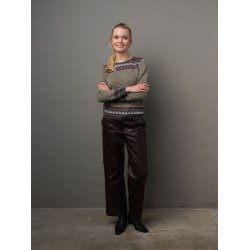Skovhuus strikbluse med norsk-inspireret m�nster i gr�nne og bordeaux nuancer, vist p� model
