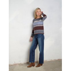 &bull; M�nstret brun Skovhuus strikbluse med bl� detaljer og rund hals, vist p� model