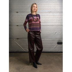 &bull; M�nstret lilla Skovhuus strikbluse med rund hals og lange �rmer, vist p� model