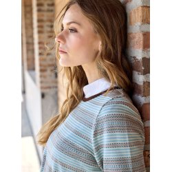 &bull; Stribet tyrkisbl� Skovhuus strikbluse med uformelt snit og m�rke ribkanter, vist p� model