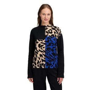 Model i sort strikbluse med kongebl�t og beige leopardm�nster, h�j hals og lange �rmer. Vist forfra