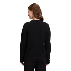 Model i sort strikbluse set bagfra, der viser den ensfarvede bagside og gode pasform