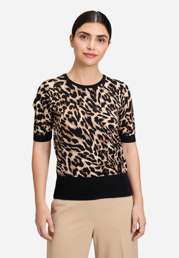 Model i kort�rmet strikket T-shirt med leopardprint og glitrende hotfix-sten forfra