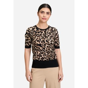 Model i kort�rmet strikket T-shirt med leopardprint og glitrende hotfix-sten forfra