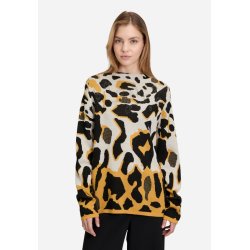 Smilende model med den m�nstrede strikbluse, der viser den semi-h�je hals.