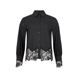 Sort skjorte fra Sunday med lange rmer, blondekant og indsatte blondedetaljer ved hofte – kan styles til hverdag og fest