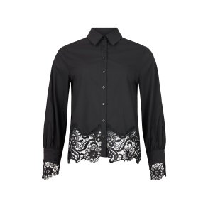 Sort skjorte fra Sunday med lange rmer, blondekant og indsatte blondedetaljer ved hofte – kan styles til hverdag og fest