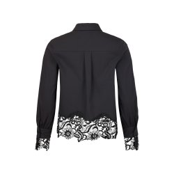 Dame-skjorte fra Sunday med krave, knaplukning og feminine blondedetaljer – flot alene eller under en strikbluse eller strikvest