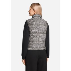 Bagside af vendbar vest p� model, der viser det indvendige design (nu udvendigt).